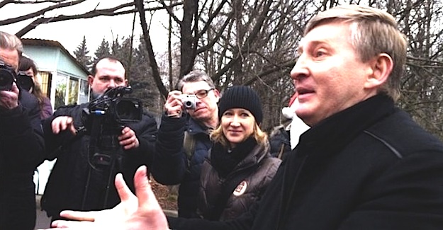Rinat Achmetow mit Journalisten. Foto: novosti.dn.ua